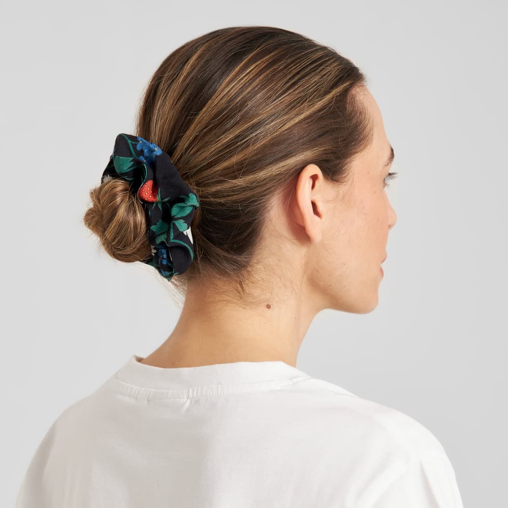 Scrunchie Strawberry Field Black