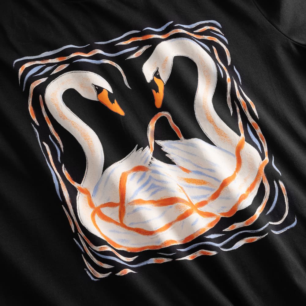 T-shirt Vadstena Painted Swans Black