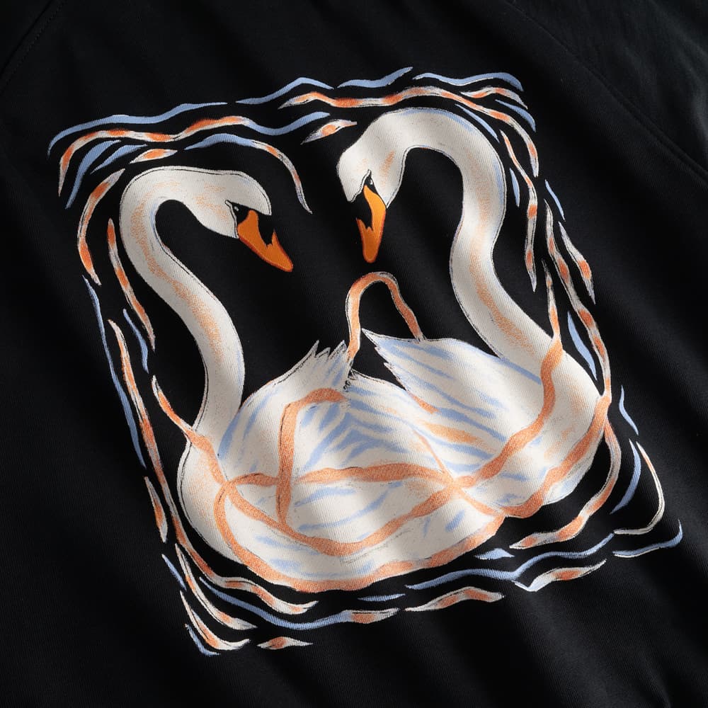 Sweatshirt Ystad Painted Swans Black