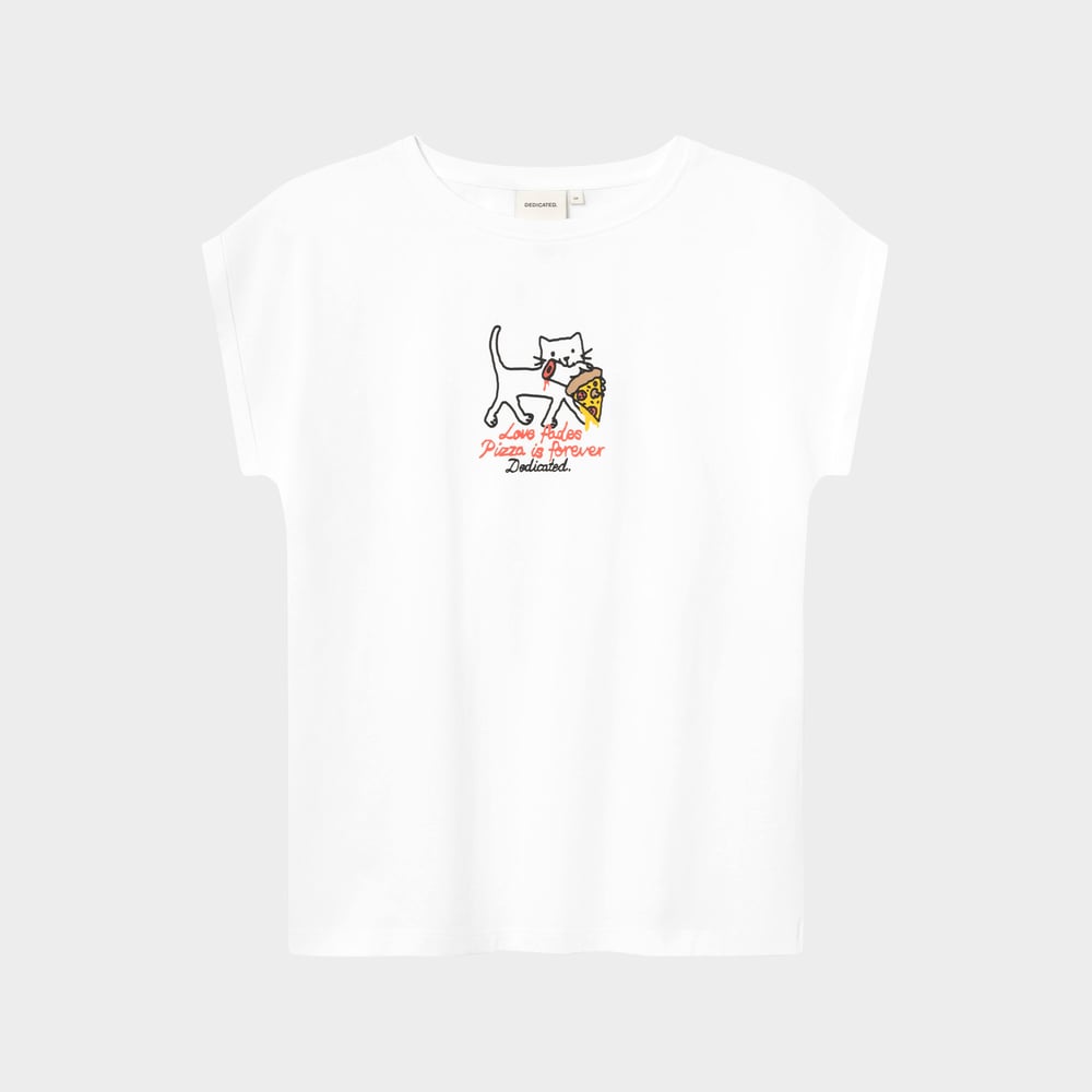 Front view of the white T-shirt Visby Pizza Love, featuring a cute print of a cat eating a slice of pizza.