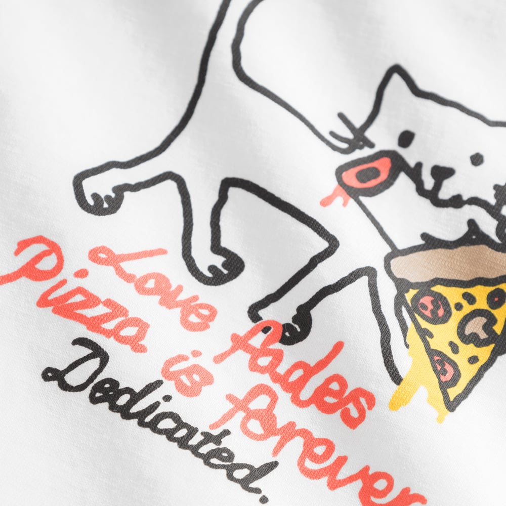 A close-up of the playful 'Love fades, Pizza is forever' print on the Visby T-shirt, featuring a cat munching on a slice.