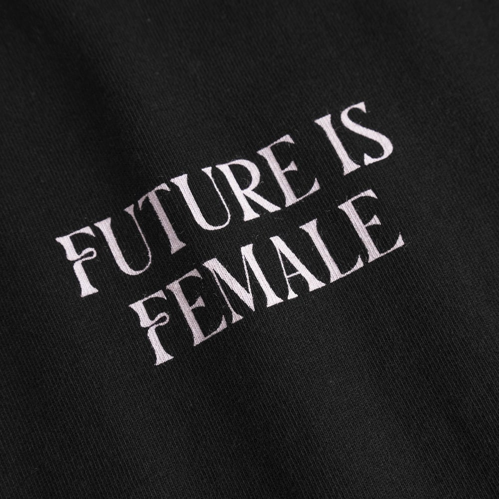 T-shirt Vadstena Future is Female Black