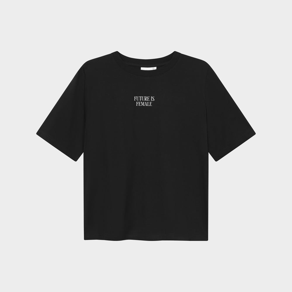 T-shirt Vadstena Future is Female Black