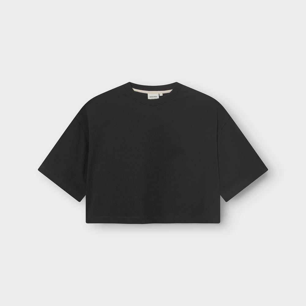 Studio shot of the T-shirt Ljusdal in black. This cropped tee has a cool, relaxed wide fit.