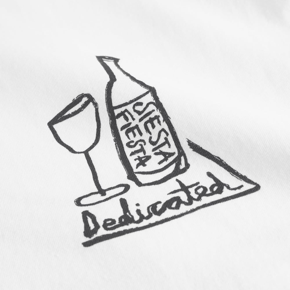 Nahaufnahme der verspielten 'Siesta Fiesta'-Grafik mit einer handgezeichneten Weinflasche und Weinglas auf weißem T-Shirt.