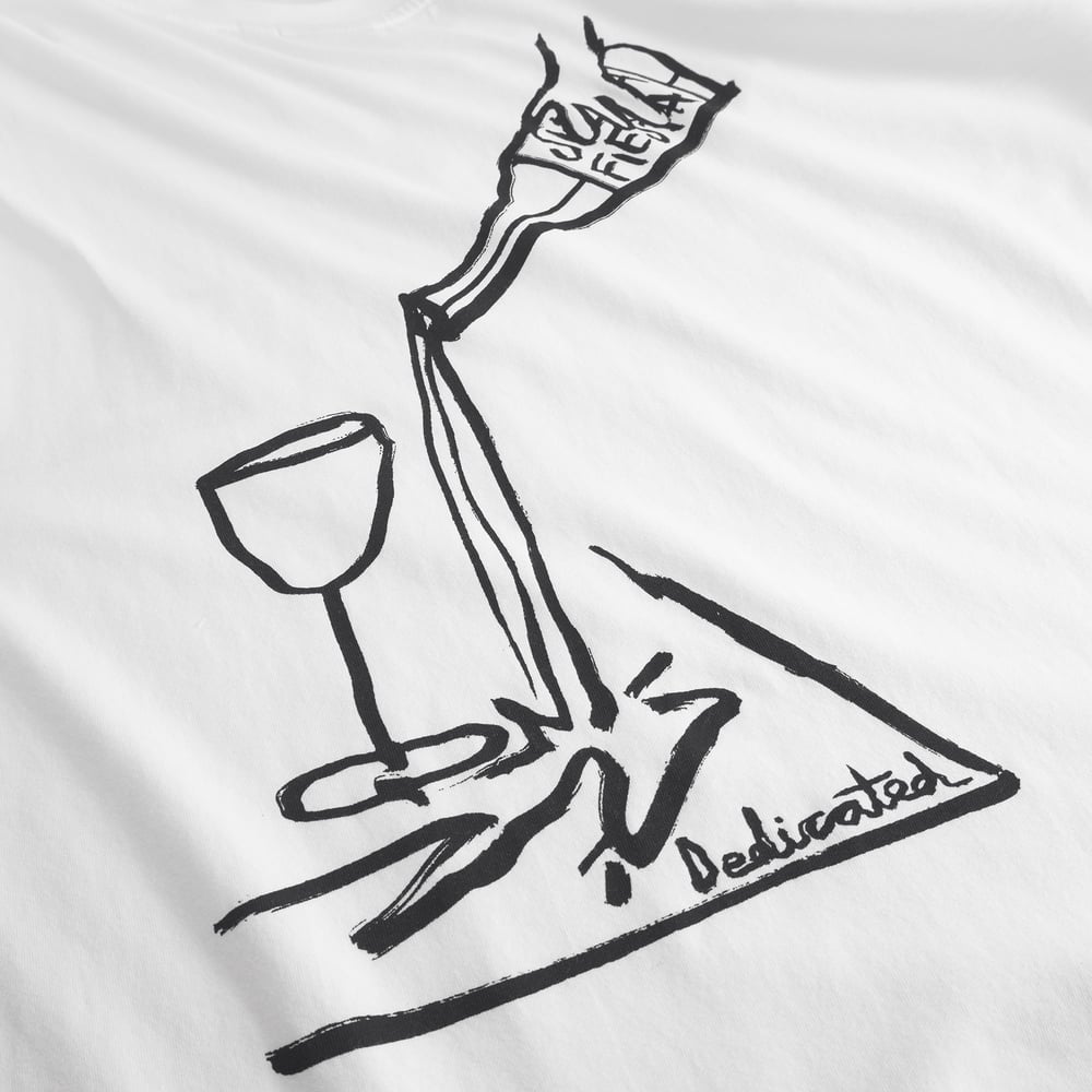 Nahaufnahme des Grafikprints auf dem T-Shirt Stockholm Pour Some, mit einer skizzenhaften Zeichnung von verschüttetem Wein.