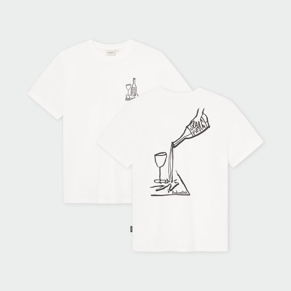 Vorder- und Rückseite des weißen T-Shirts Stockholm Pour Some mit Strichzeichnung einer Flasche, die in ein Glas gießt.