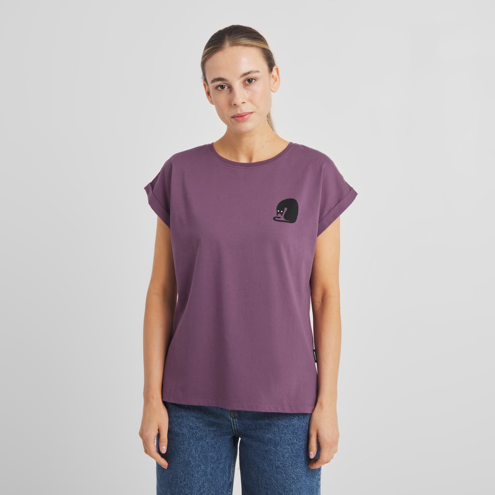 A model wears the T-shirt Visby Curious Cat in Berry Purple, a slim-fit tee with a small cat embroidery on the chest.