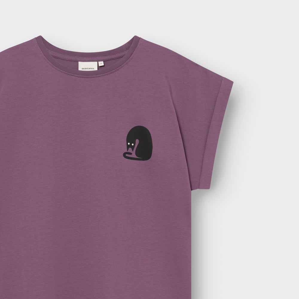 Close-up of the T-shirt Visby Curious Cat in Berry Purple, showing the quirky black cat print and folded sleeve detail.