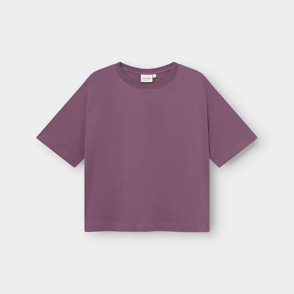 A flat lay photo of the Vadstena Base t-shirt in a lovely berry purple color, perfect for everyday style.