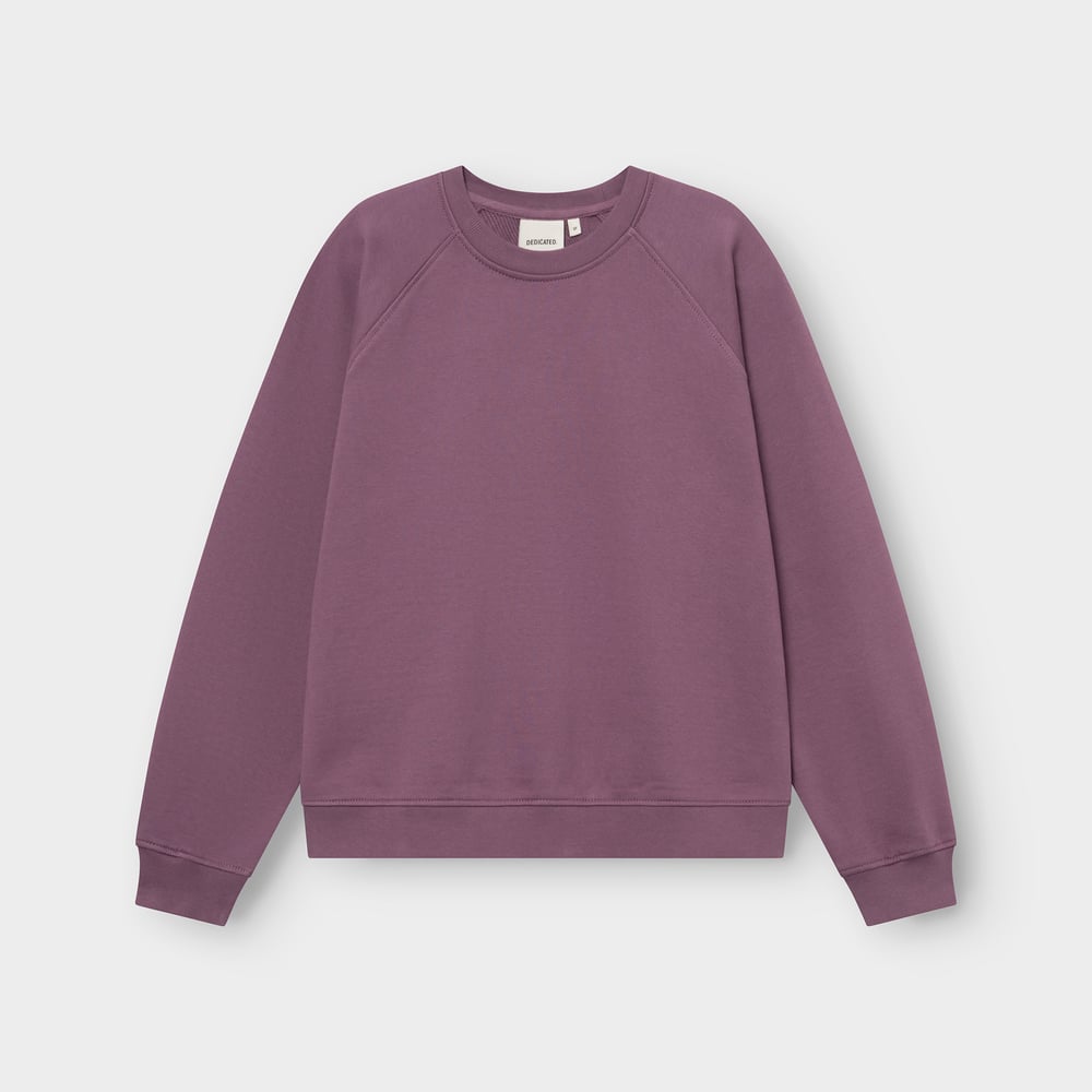 Front view of the women's Sweatshirt Ystad Base in Berry Purple, a classic and cozy wardrobe staple.
