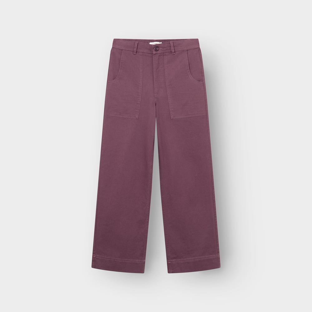 Frontvy av Workwear-byxan Vara i Berry Purple med hög midja, vida ben och stora påsydda fickor.