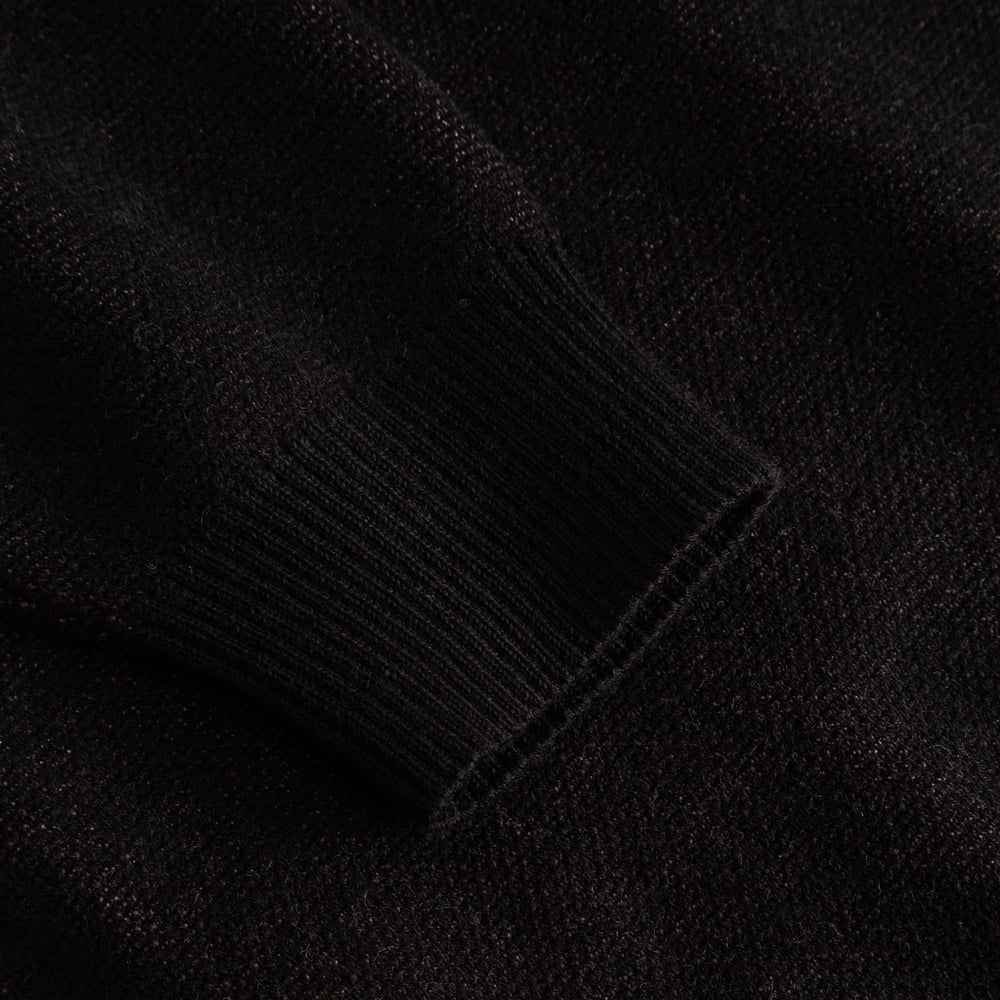 A detailed close-up of the ribbed sleeve cuff on the black Sweater Arendal Long Cat.