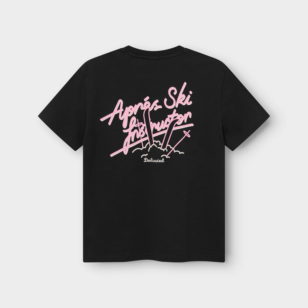 Back view of the black T-shirt Stockholm, showing off the playful pink 'Après Ski Instructor' graphic.