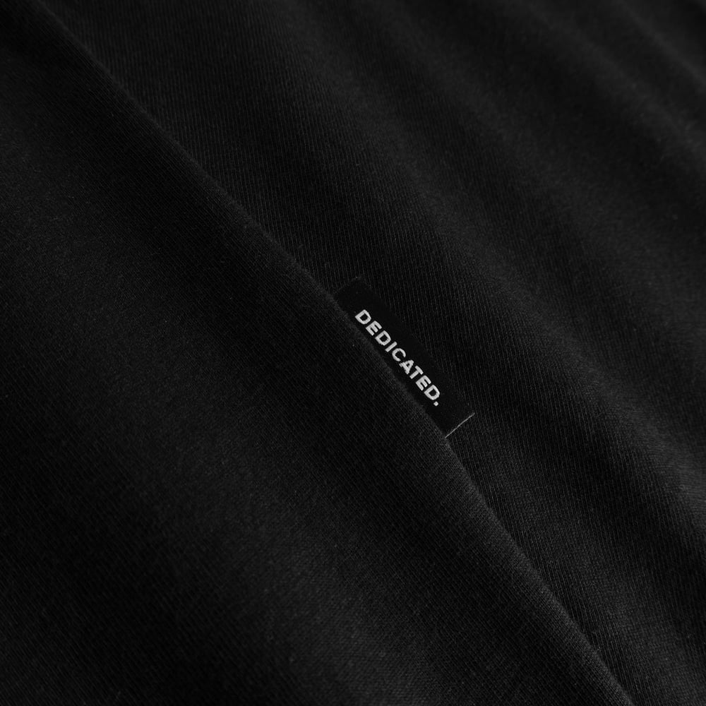 Nahaufnahme des Dedicated-Markenetiketts auf dem T-Shirt Stockholm Life in Schwarz.