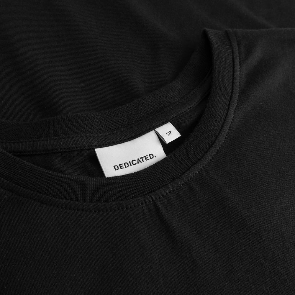 A closer look at the details that make our black Visby t-shirt special: the soft ribbed collar and our signature label.