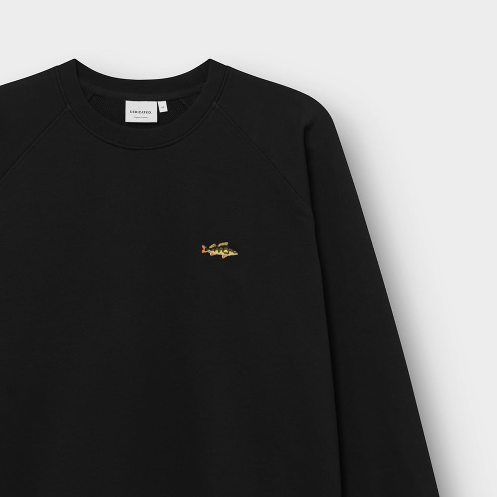 Close-up of the black Sweatshirt Malmoe, showing the colorful embroidered perch on the chest, raglan sleeve, and crew neck.