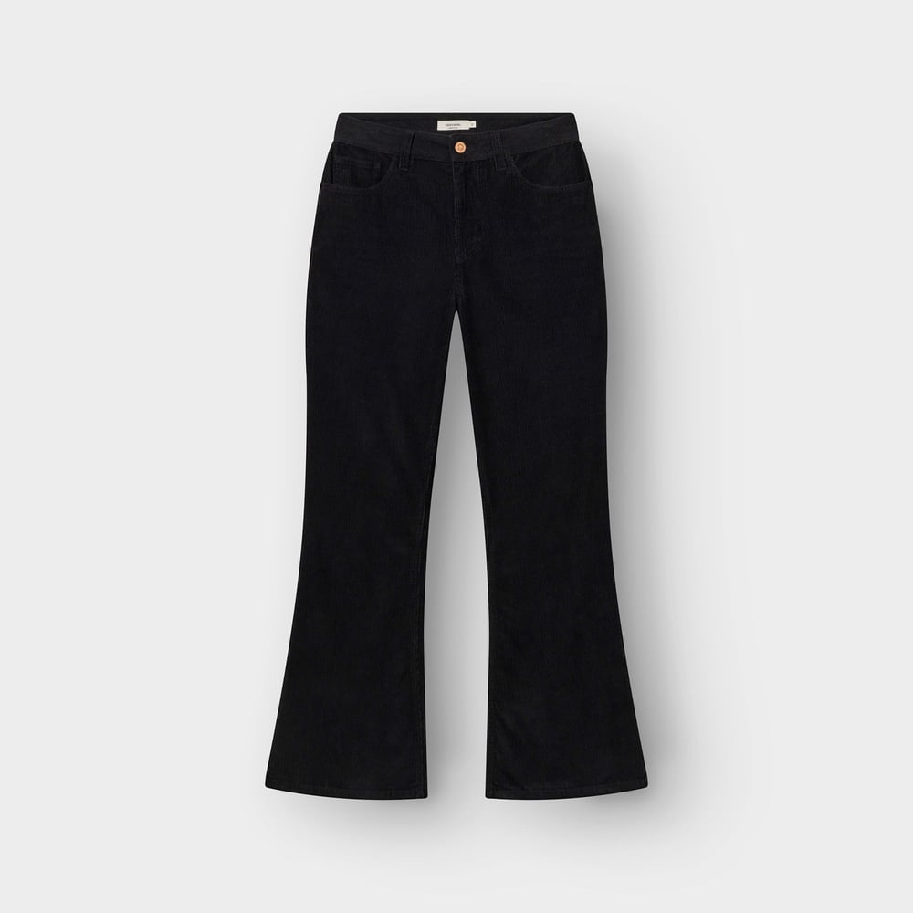 Die schwarze Cordhose Ryda mit klassischem Bootcut-Schnitt, flach liegend.