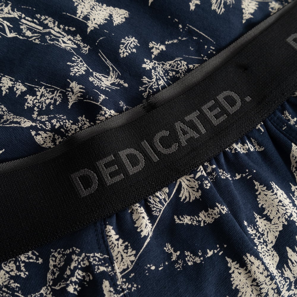 Närbild på resåren med Dedicated-logga på de marinblå kalsongerna Kalix Blue Hills.