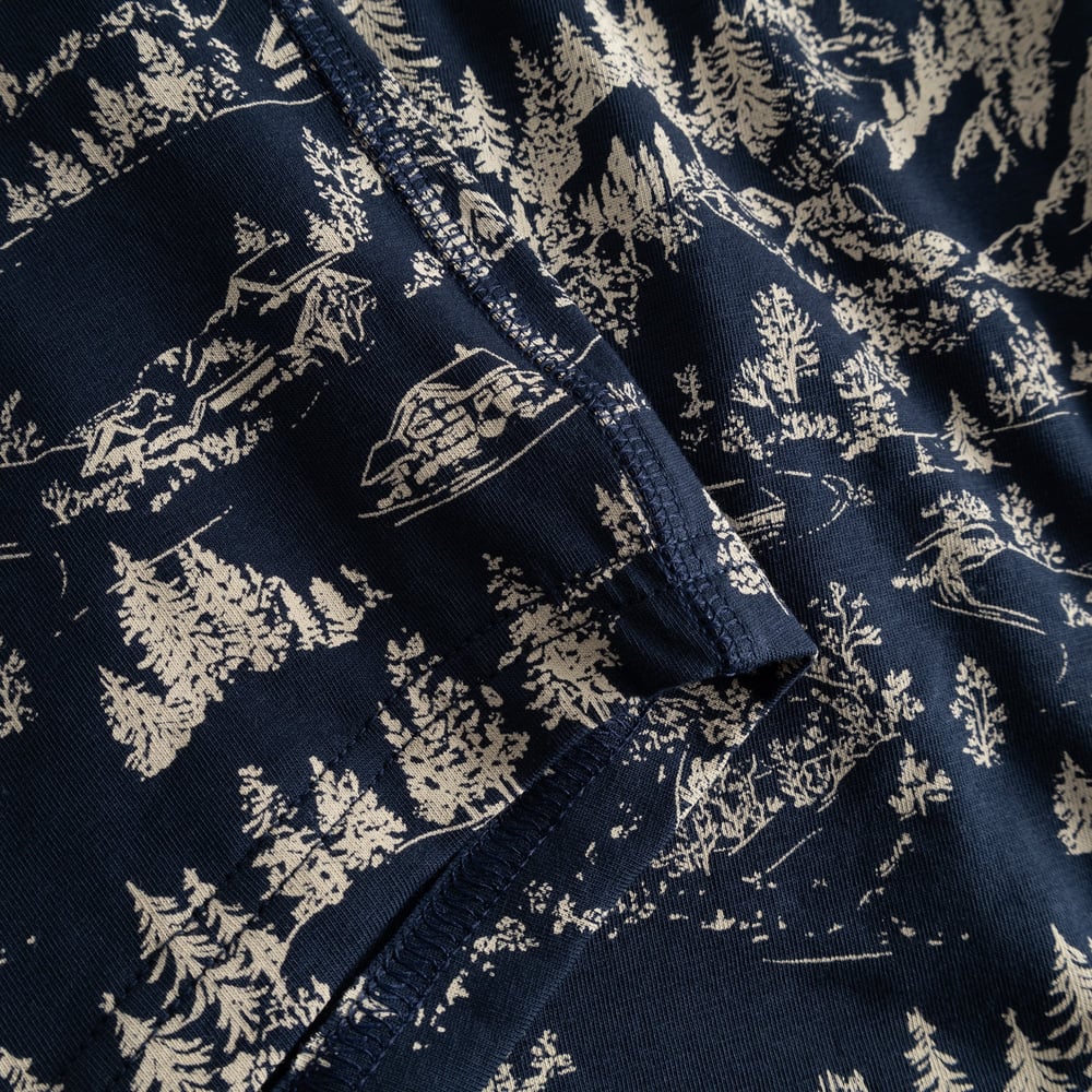 En detaljbild av Kalix boxerkalsonger som visar det mjuka tyget och det mysiga heltäckande mönstret Blue Hills.