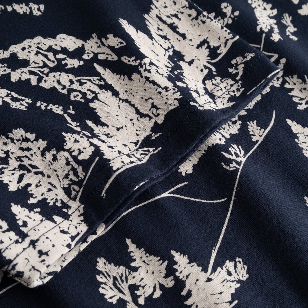 Close-up of the sleeve detail on the T-shirt Stockholm, showcasing the Blue Hills all-over-print in navy and white.