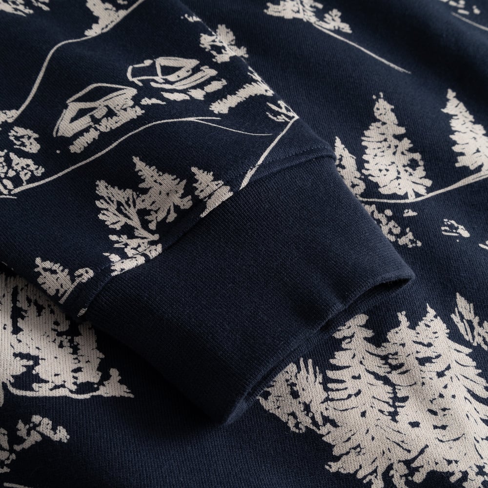 A close-up shot of the navy ribbed cuff and sleeve of the Sweatshirt Malmoe, with its off-white Blue Hills all-over print.
