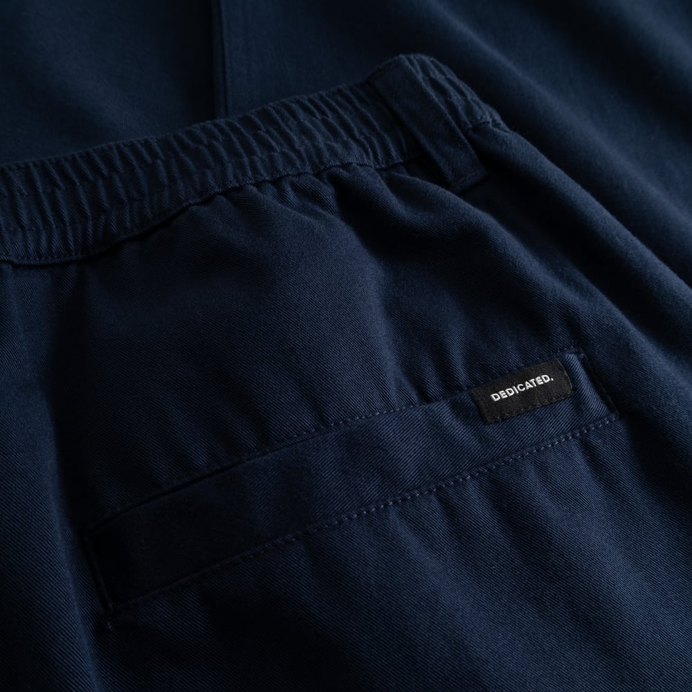 Detailed close-up of the back of the navy Hudiksvall Chino Pants, showing the elasticated waistband and welt pocket.