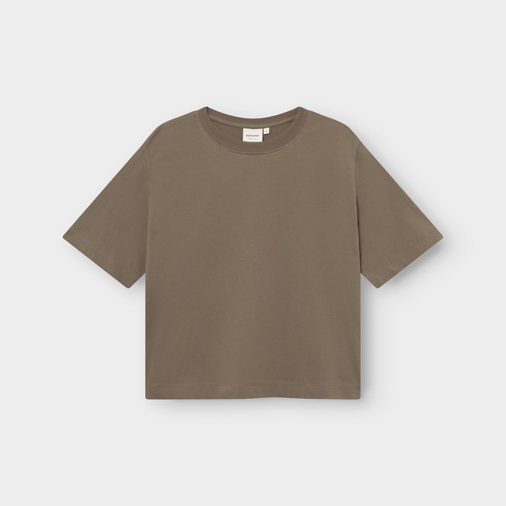 A flat lay of the women's relaxed-fit Vadstena Base t-shirt in Bungee Green.
