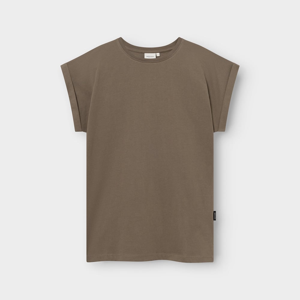 A flat lay of the women's T-shirt Visby Base in Bungee Green, featuring its classic crew neck and folded short sleeves.