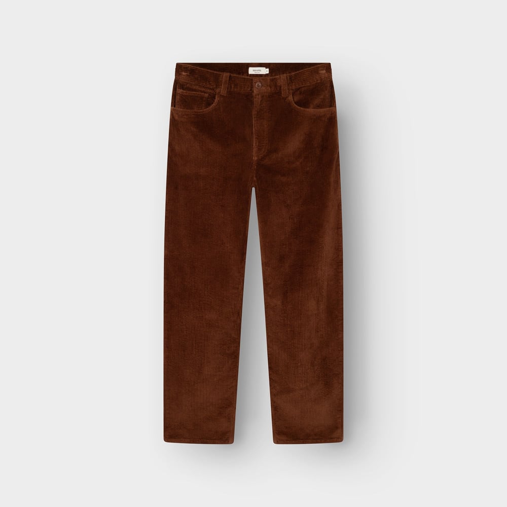 A flat lay of the Pants Hamburg Corduroy in a rich Cappuccino Brown.