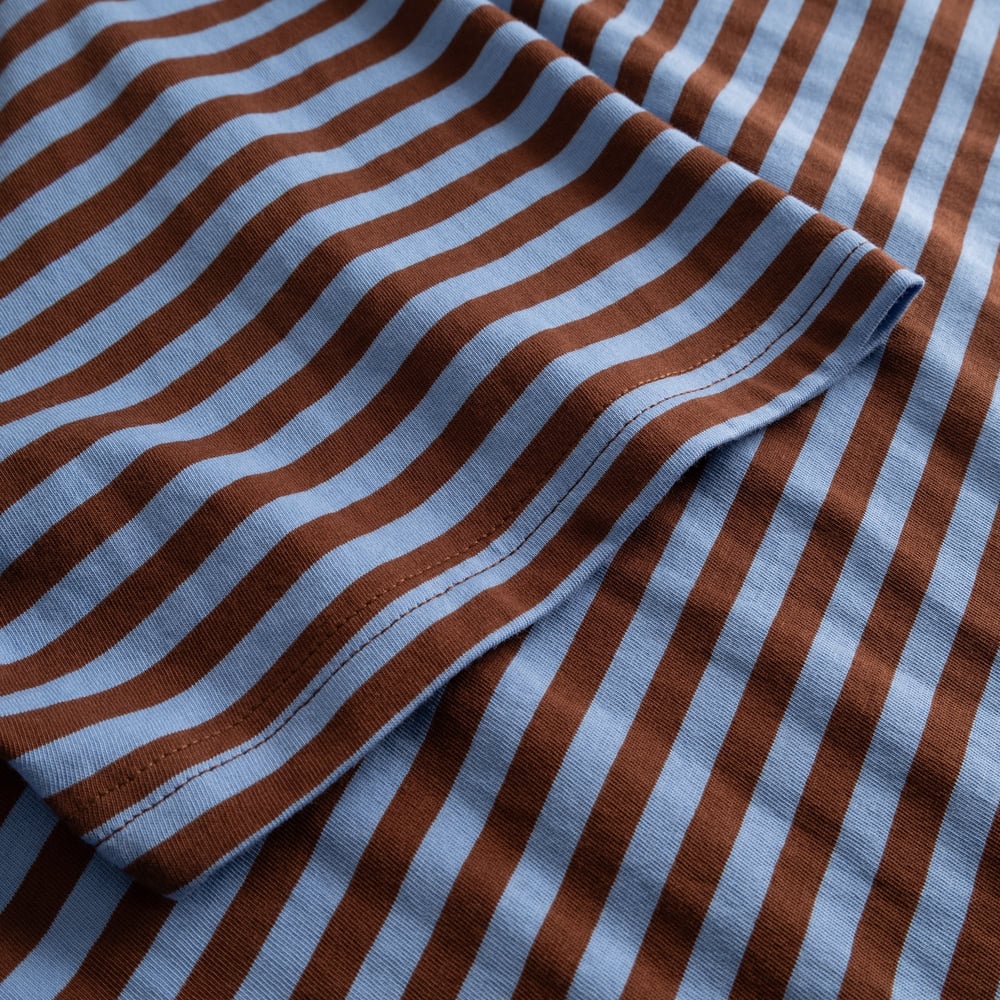 A detailed close-up of the sleeve on the T-shirt Stockholm Stripes in Cappuccino Brown and Cornflower Blue organic cotton.