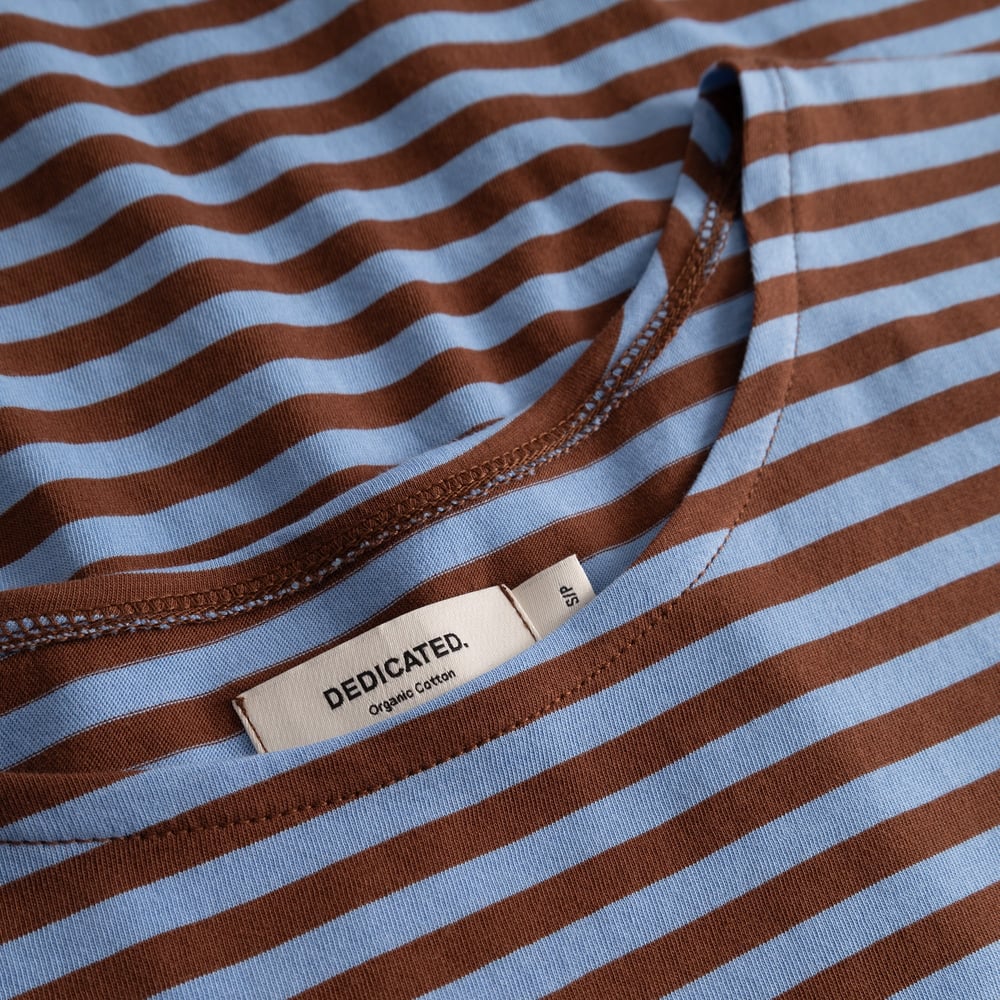 Detailed close-up of the Top Humledal in cappuccino brown and cornflower blue stripes, showing the neckline and brand label.