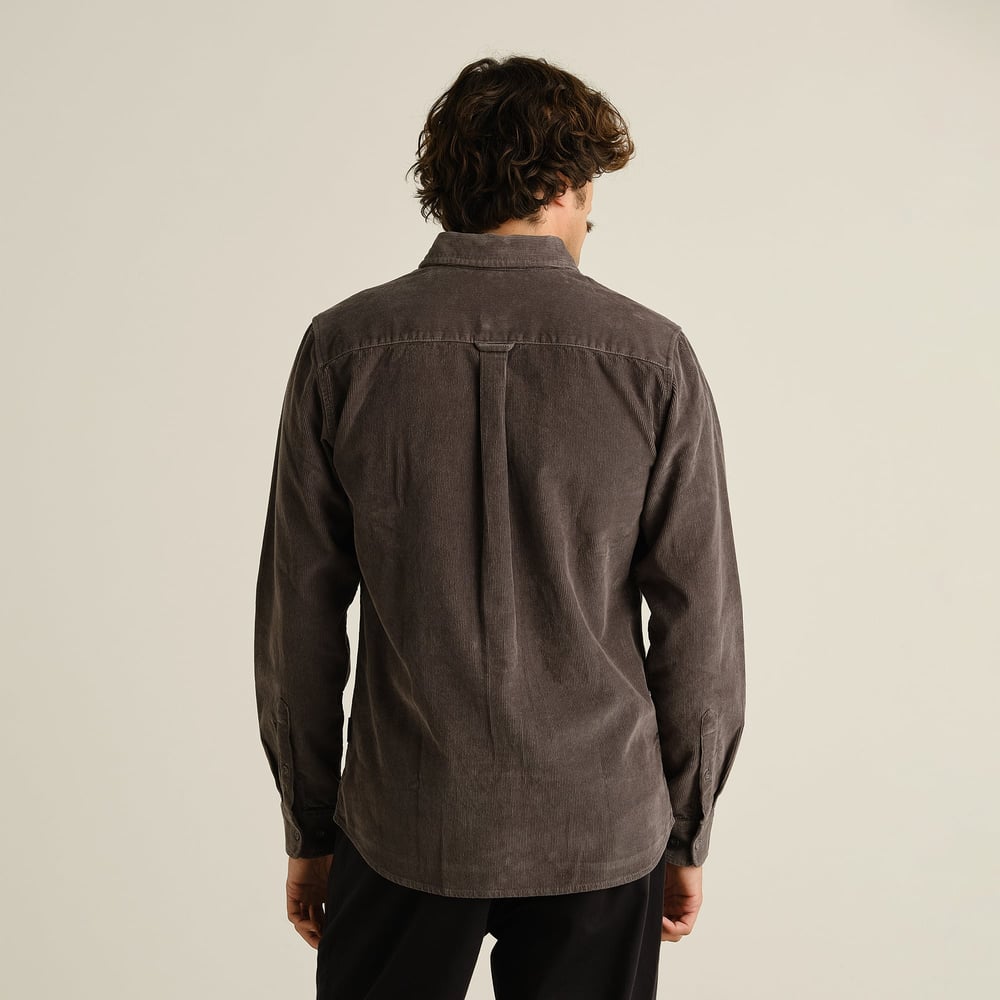 Back view of a model wearing the Shirt Varberg Corduroy Rock Grey, showing off the classic fit and box pleat detail.