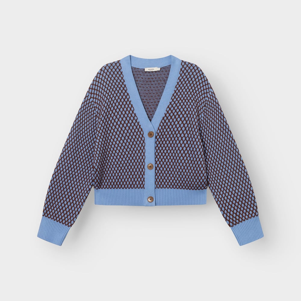 Kanan Bubble Knit Cardigan i blåklintsblått och cappuccinobrunt, sedd framifrån mot en ljusgrå bakgrund.
