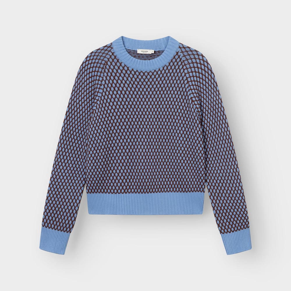 Studiobild på tröjan Husie Bubble Knit i blåklintsblått och cappuccinobrunt, fotograferad platt.
