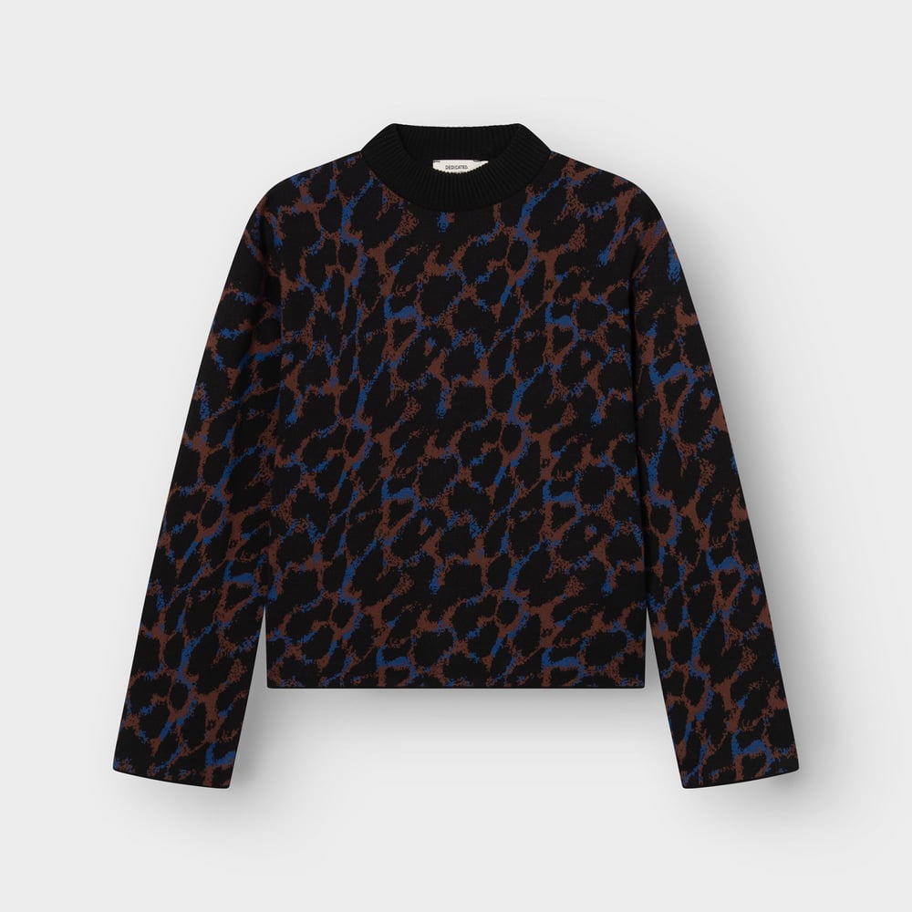 A flat lay image of the jacquard-knit Sweater Limhamn, featuring a bold multi-color leopard print.