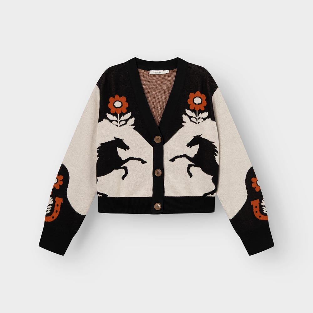 A fun, western-inspired jacquard knit cardigan. The Cardigan Kanan features a playful pattern of horses and flowers.