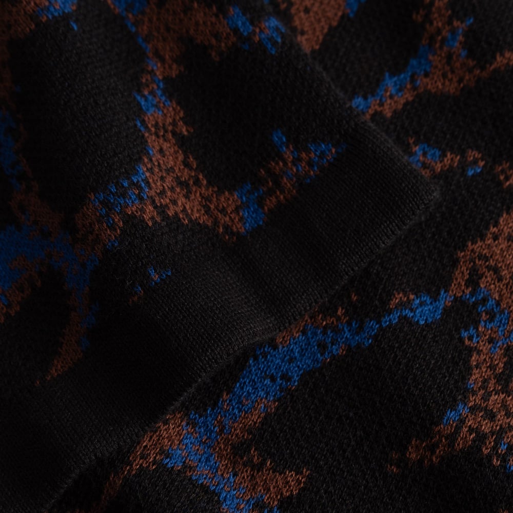 Nahaufnahme des Feinstrick-Musters und des Rippbündchens des Kleides Lo in Leopard Multi Color.