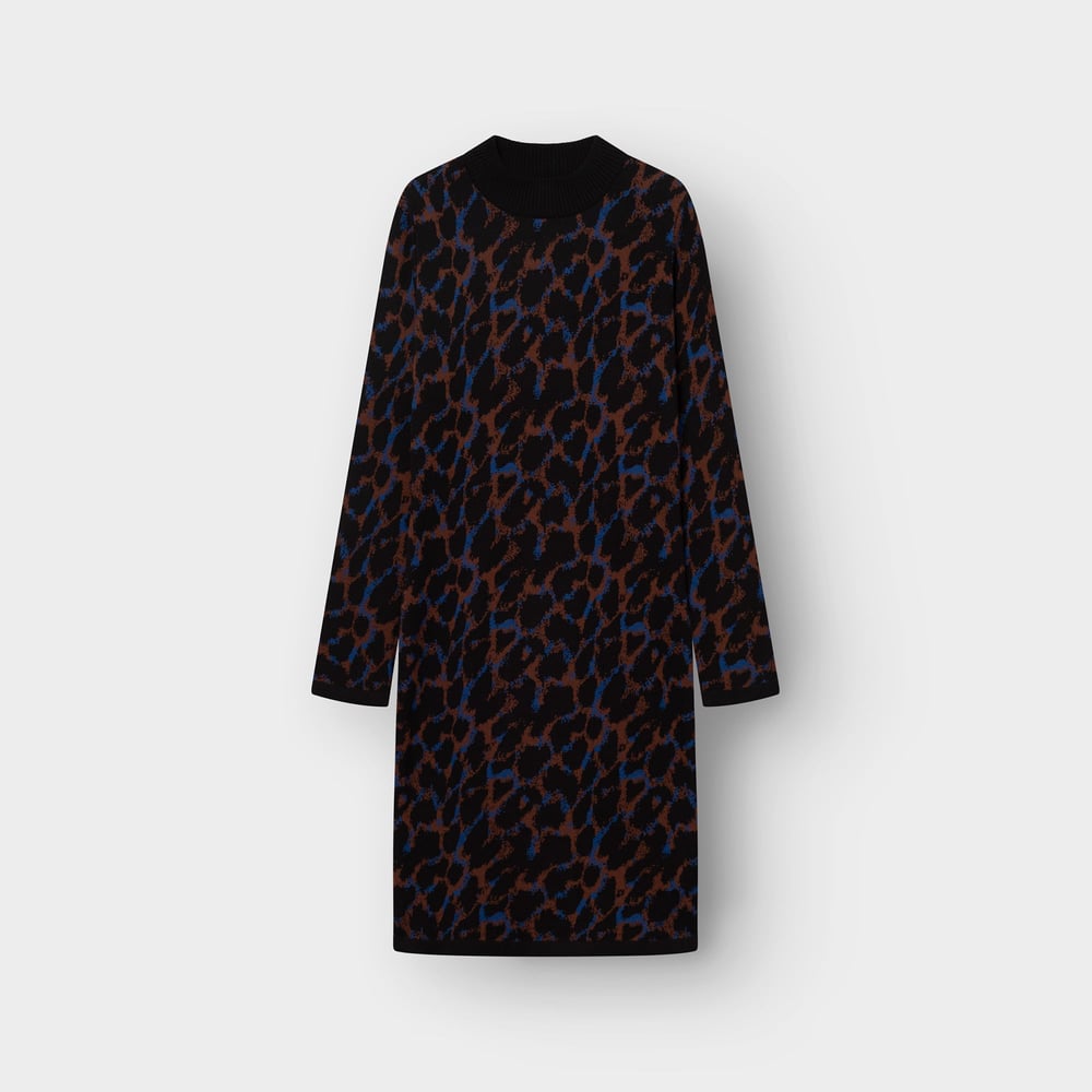 Studioaufnahme des Kleides Lo Leopard Multi Color, ein langärmeliges Strickkleid mit einem Muster in Schwarz, Braun und Blau.