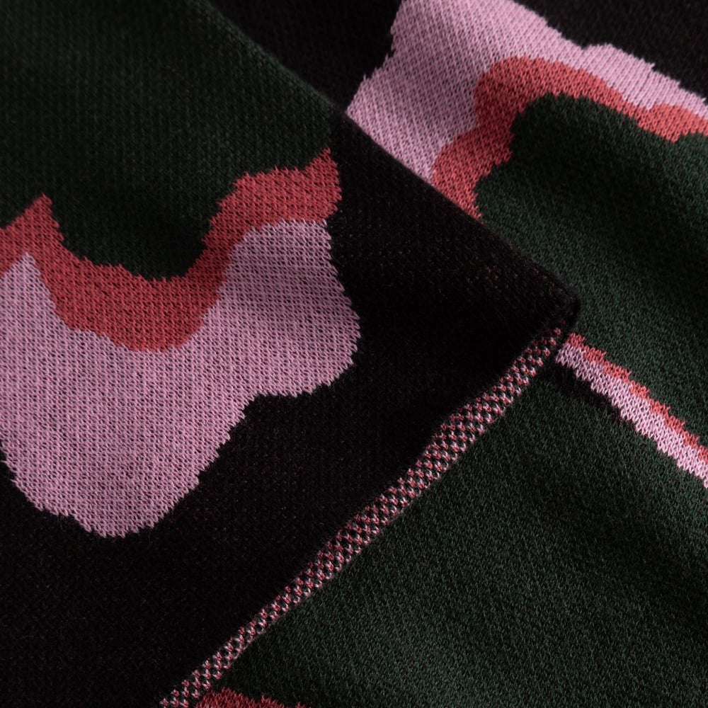 Nahaufnahme des weichen Jacquard-Stricks des Kleides Nikkala mit dem floralen Big Bloom-Print.