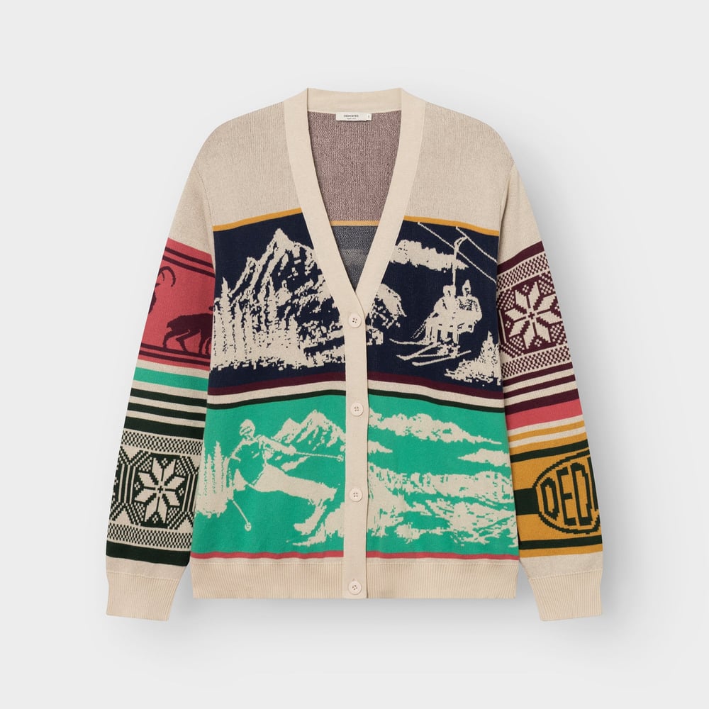 Cardigan Delsbo med ett färgglatt retroinspirerat skidmönster, fotograferad plant mot en ljusgrå bakgrund.