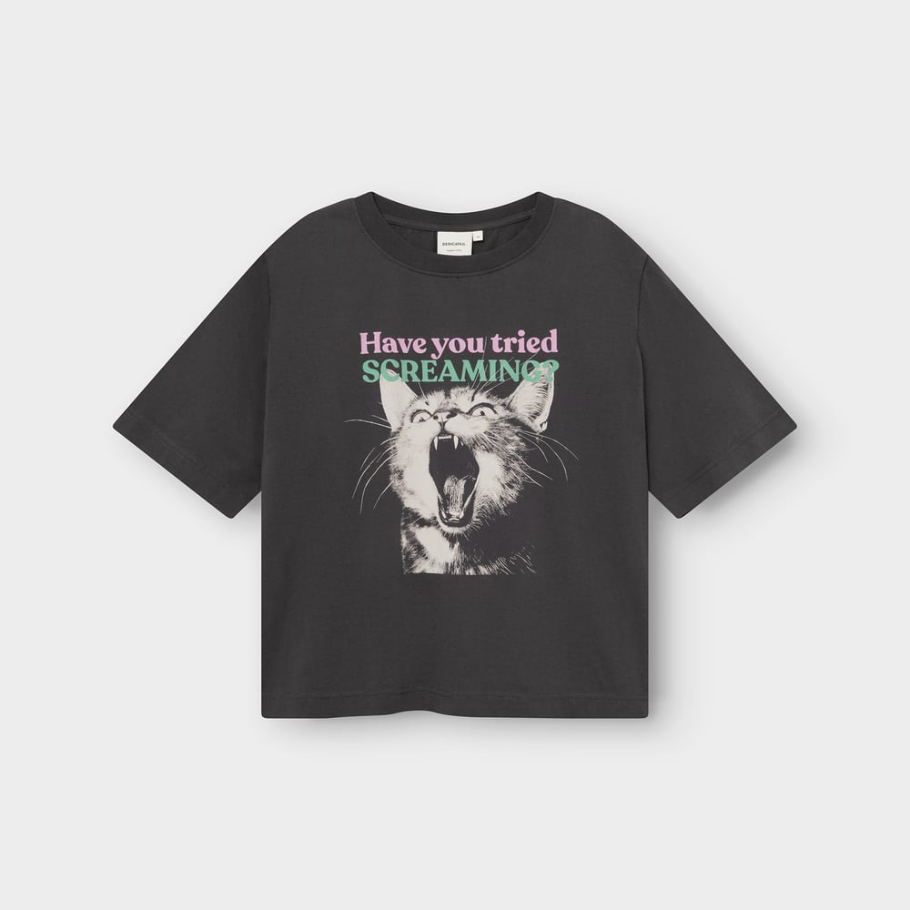 Flat lay of the charcoal T-shirt Vadstena featuring a print of a cat screaming with text 'Have you tried SCREAMING?'.