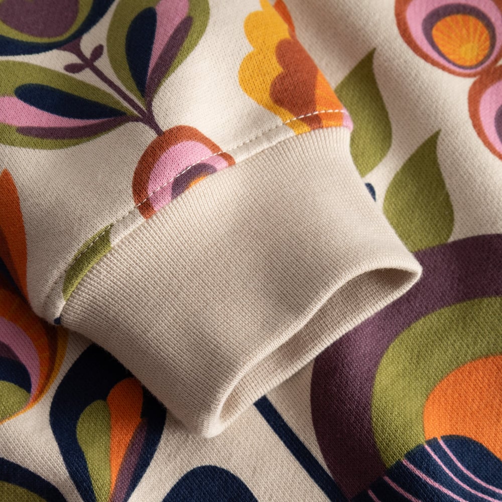 Detailed shot of the cozy ribbed cuff on the Sweatshirt Ystad, showing off the vibrant Autumn Harvest pattern.