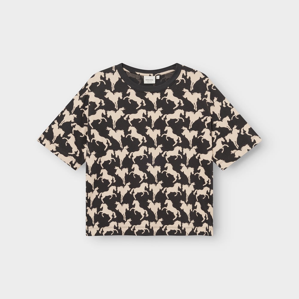 Flat lay of the charcoal T-shirt Vadstena, covered in a repeating print of cream-colored wild horses.