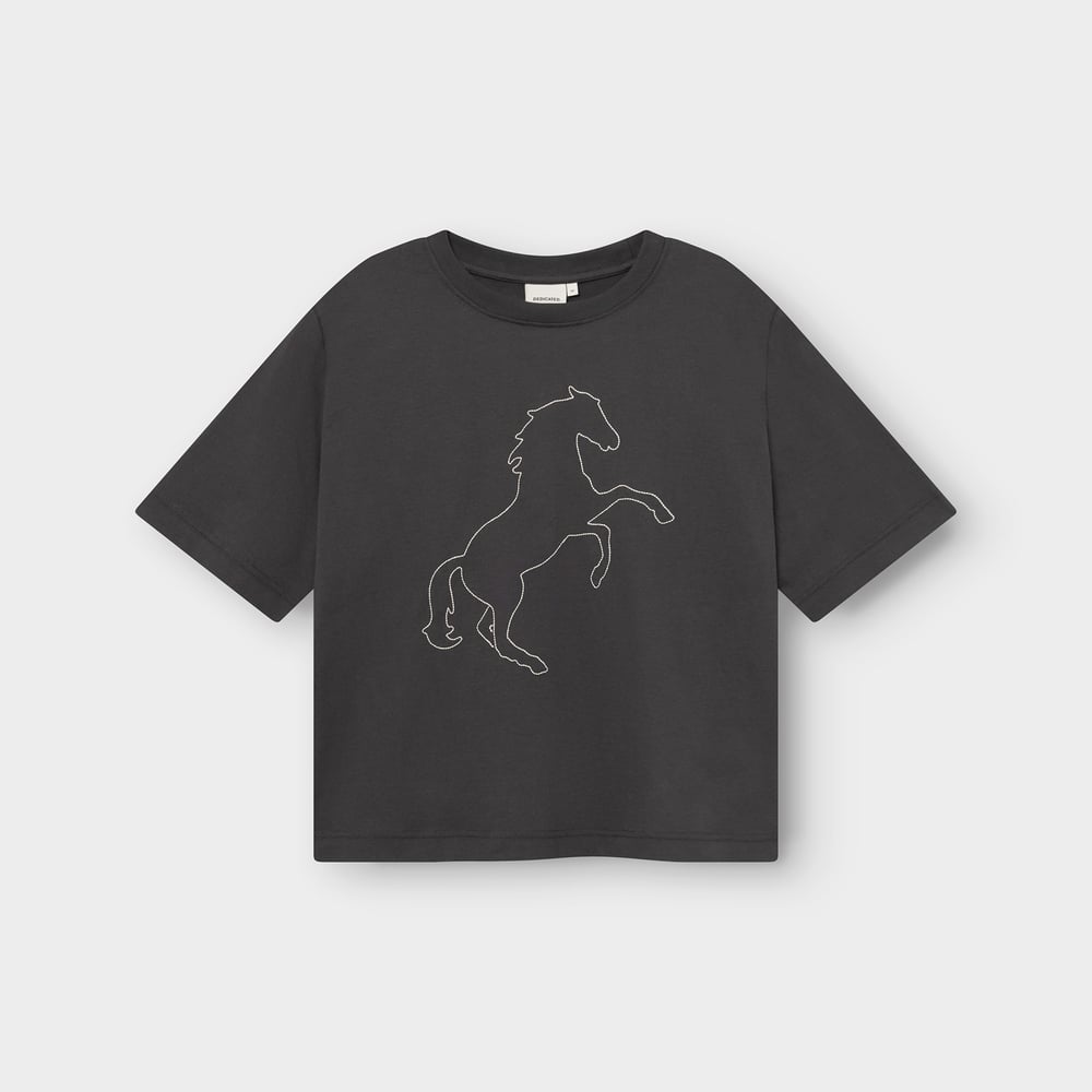 The Vadstena t-shirt in a relaxed fit. This charcoal grey tee features a simple and elegant embroidery of a wild horse.