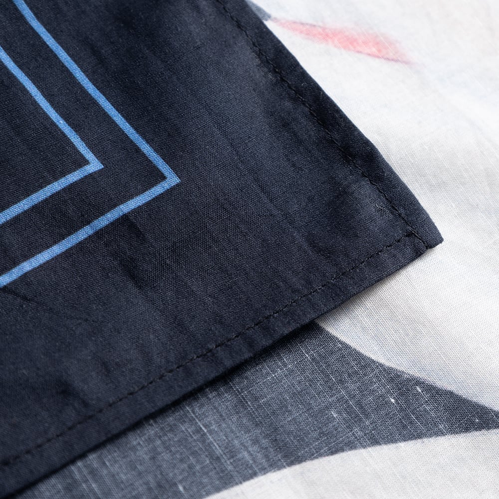 A detailed view of the beautifully stitched hem on the Scarf Kullavik Painted Swans, crafted from soft organic cotton.