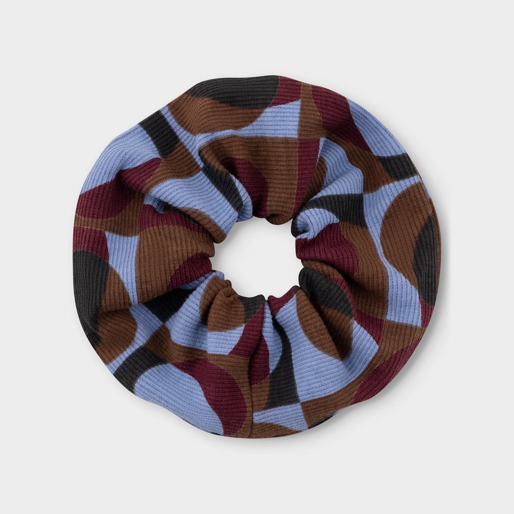 Nahaufnahme des Scrunchie Rib Retro Geo mit einem verspielten, mehrfarbigen Muster vor hellgrauem Hintergrund.