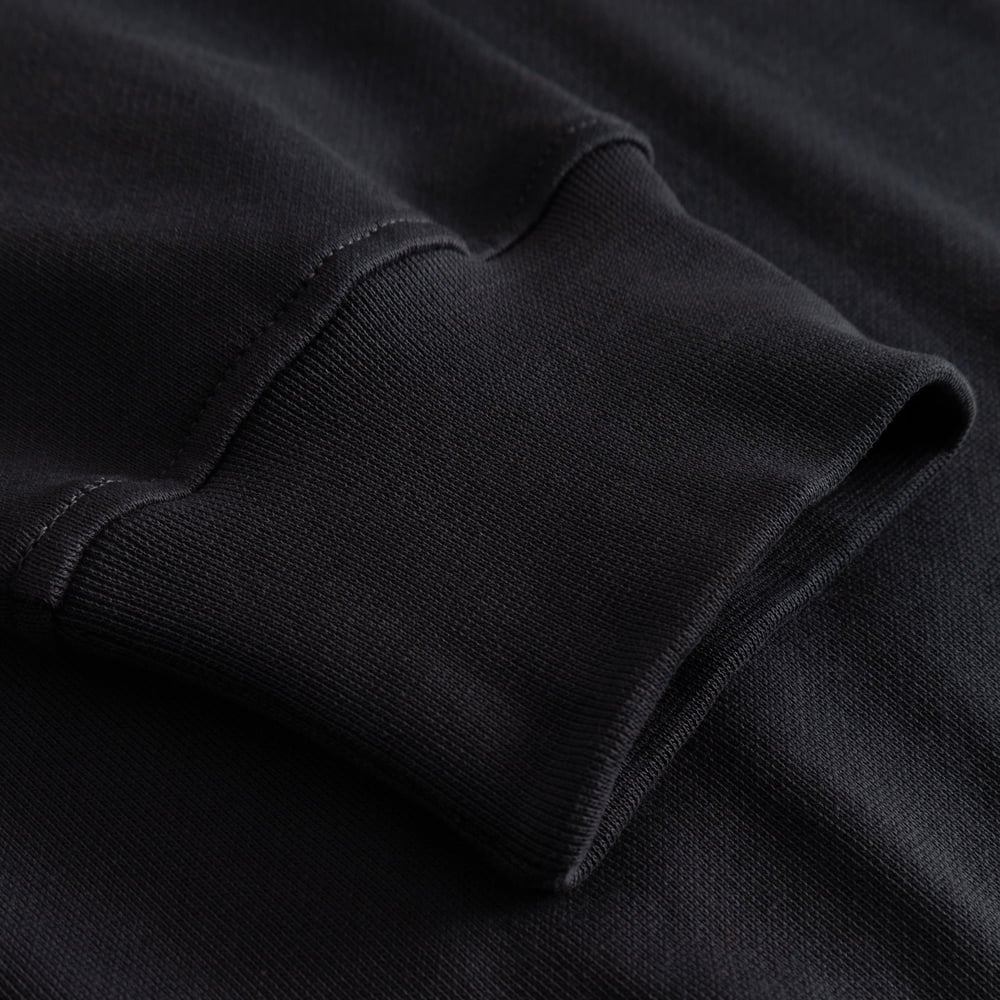 A close-up of the heavyweight ribbed cuff on the Sweatshirt Bettna in Phantom Black.