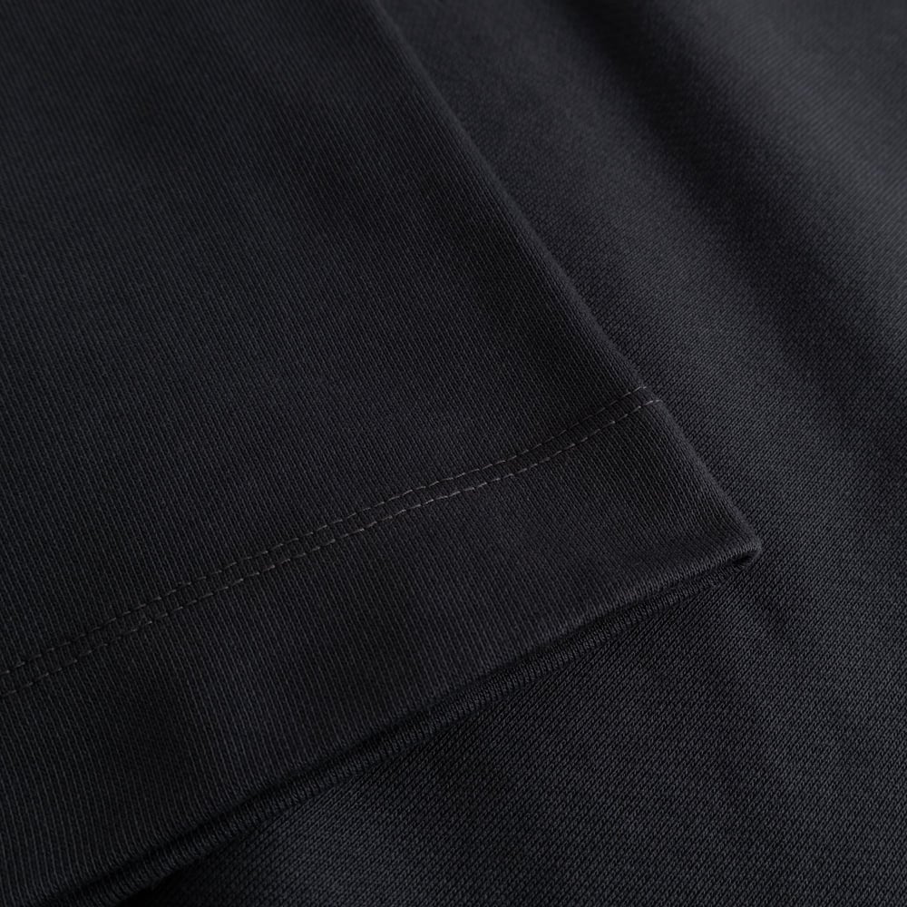 Close-up of the wide ribbed cuff on the Sweatshirt Gia in Phantom Black, showing the soft French terry fabric and details.