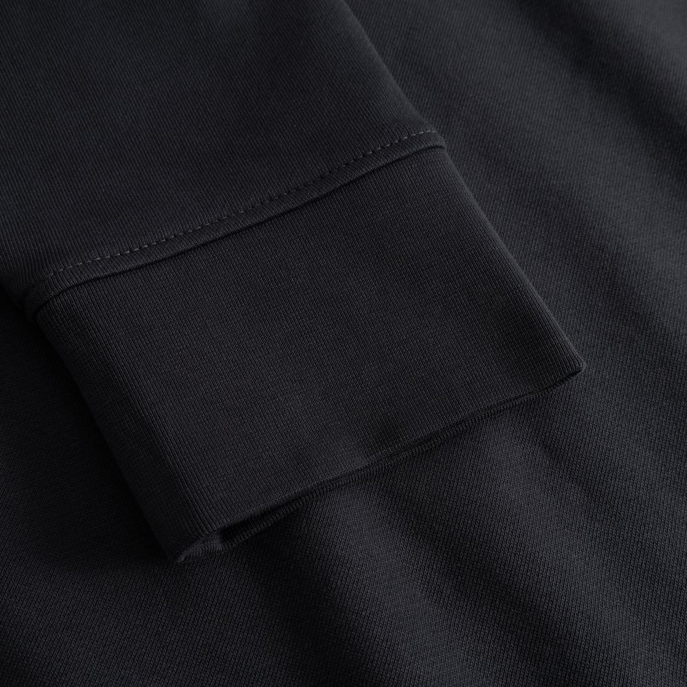 A closer look at the finely ribbed cuff of the Sweatshirt Gia in a deep Phantom Black.